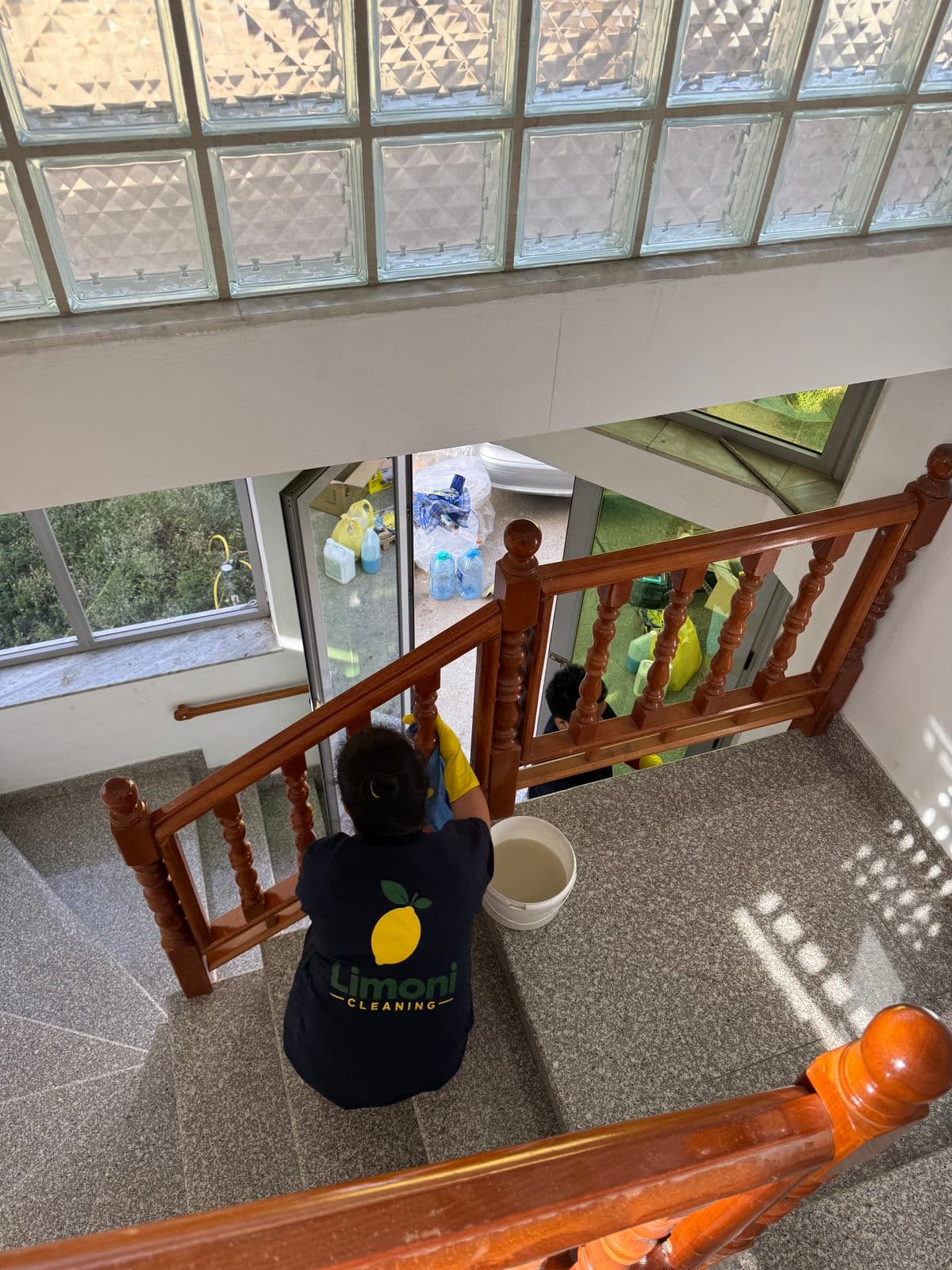 Punonjëse e Limoni Cleaning duke pastruar shkallët prej graniti në një ndërtesë me disa kate