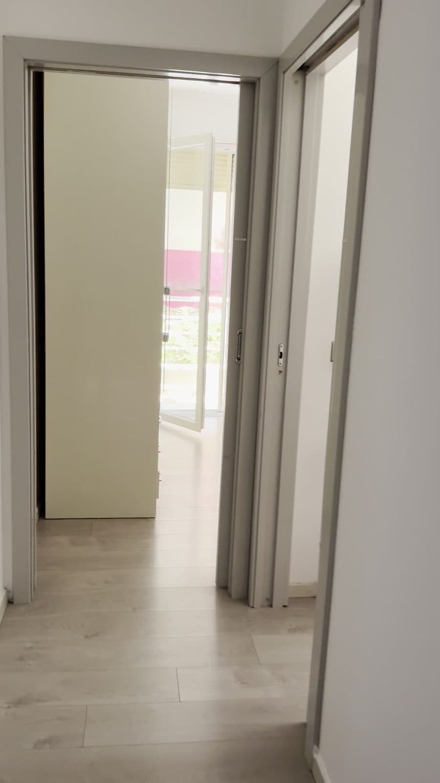 Korridor apartamenti me dysheme të pastër pas pastrimit
