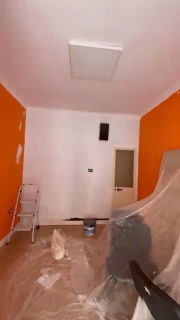 Zyrë gjatë rinovimit, me mure të sapolyera dhe najlon mbi dysheme, para pastrimit